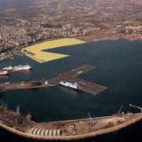 ...impegnate a realizzare quella che dovrebbe diventare, entro quattro anni, una nuova banchina portuale